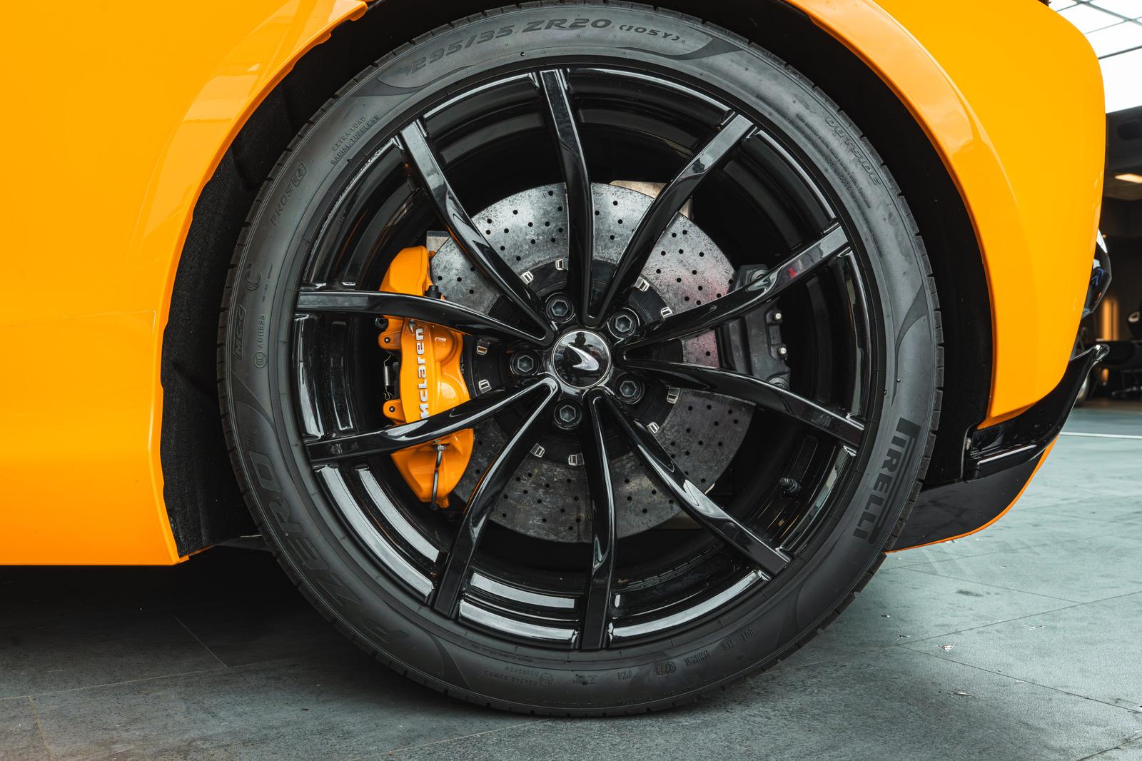 McLaren Artura SPIDER + ALCANTARA + BOWERS & WILKINS