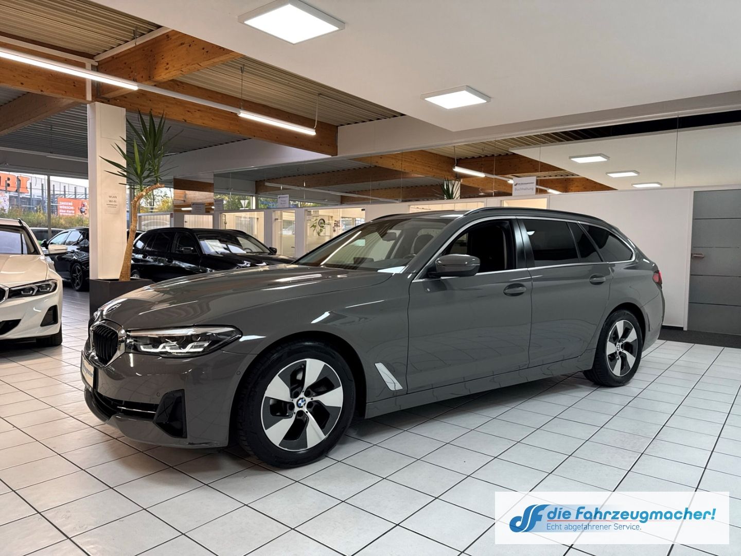 Fahrzeugabbildung BMW 520 d Touring Park-Assistent Luftfederung Navi D