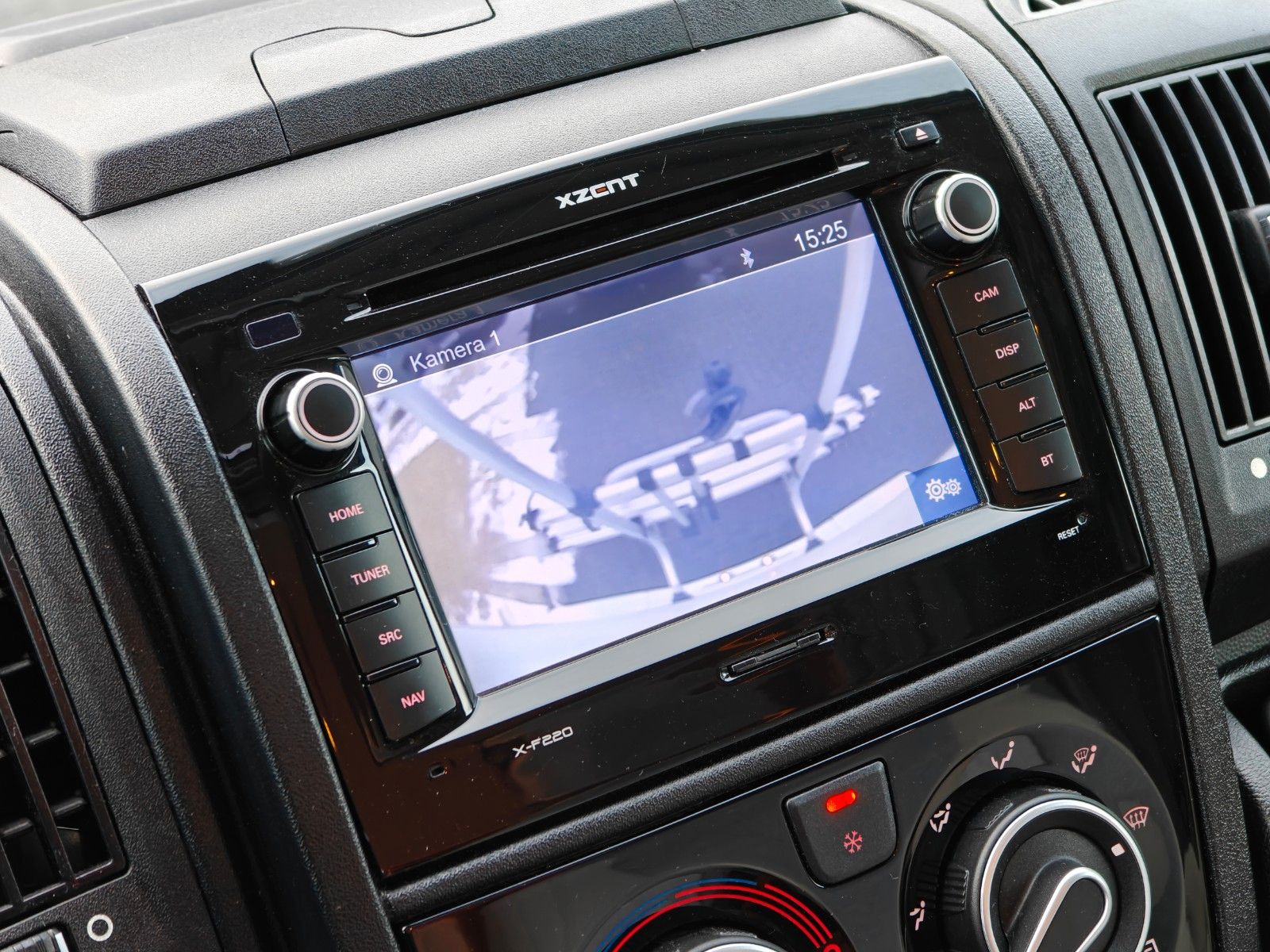 Fahrzeugabbildung Carado T-348 - Automatik, SAT, TV, 2x Solar, Hubbett -