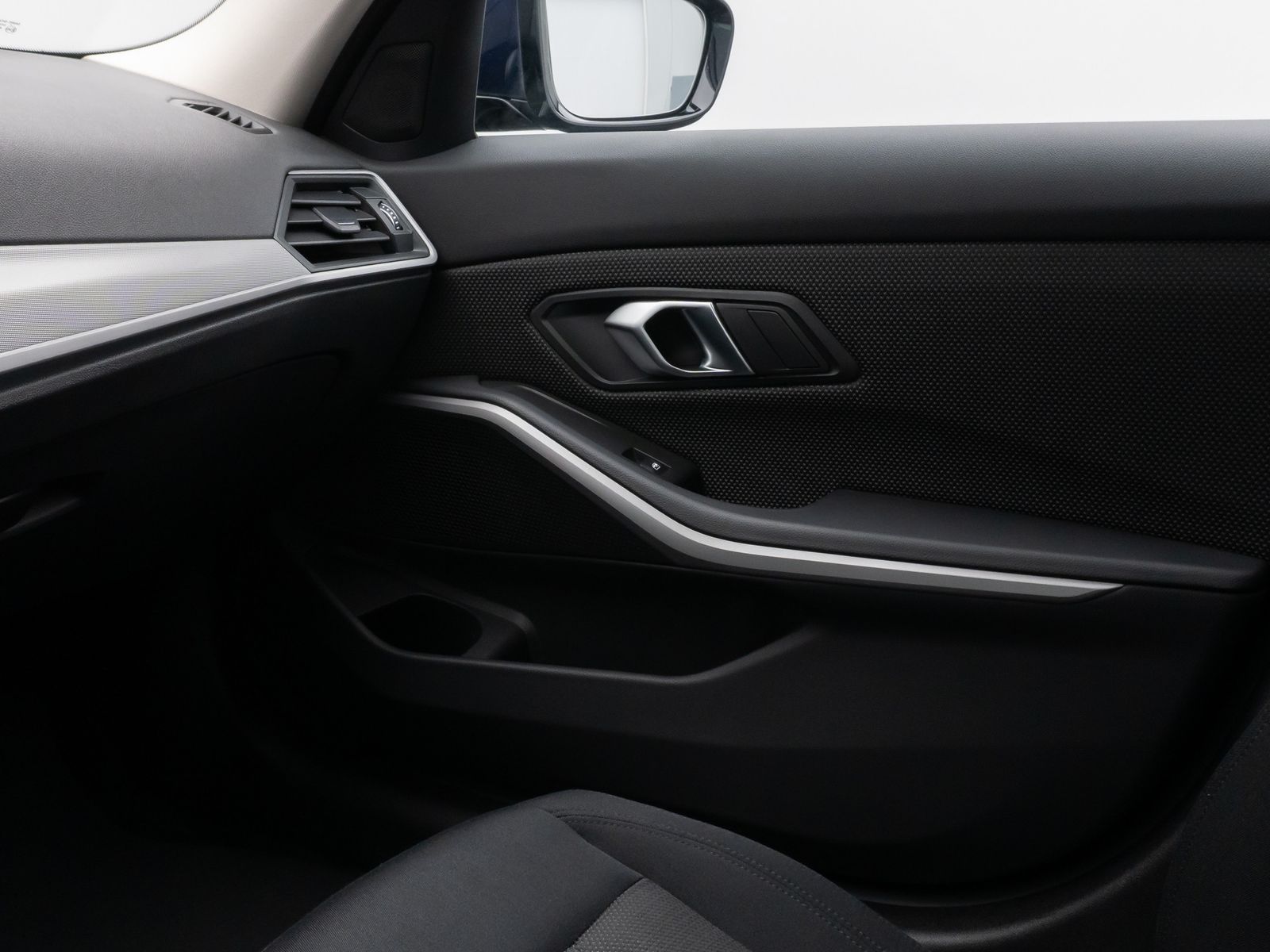 Fahrzeugabbildung BMW 330e Individual DAB HiFi Fernlichtassist PDC LED