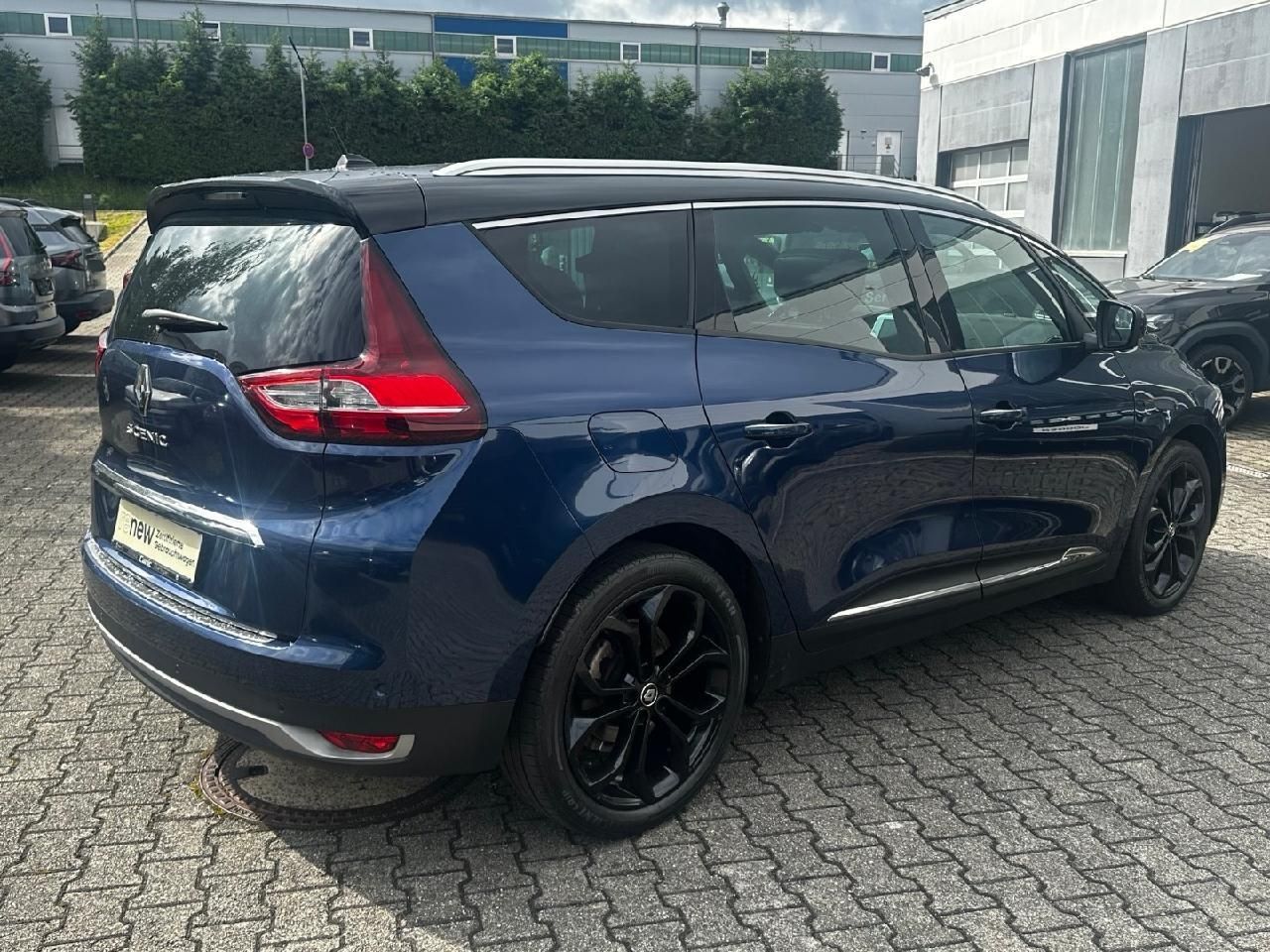 Fahrzeugabbildung Renault Scenic Grand Black Edition TCE 160 EDC 7-Sitzer