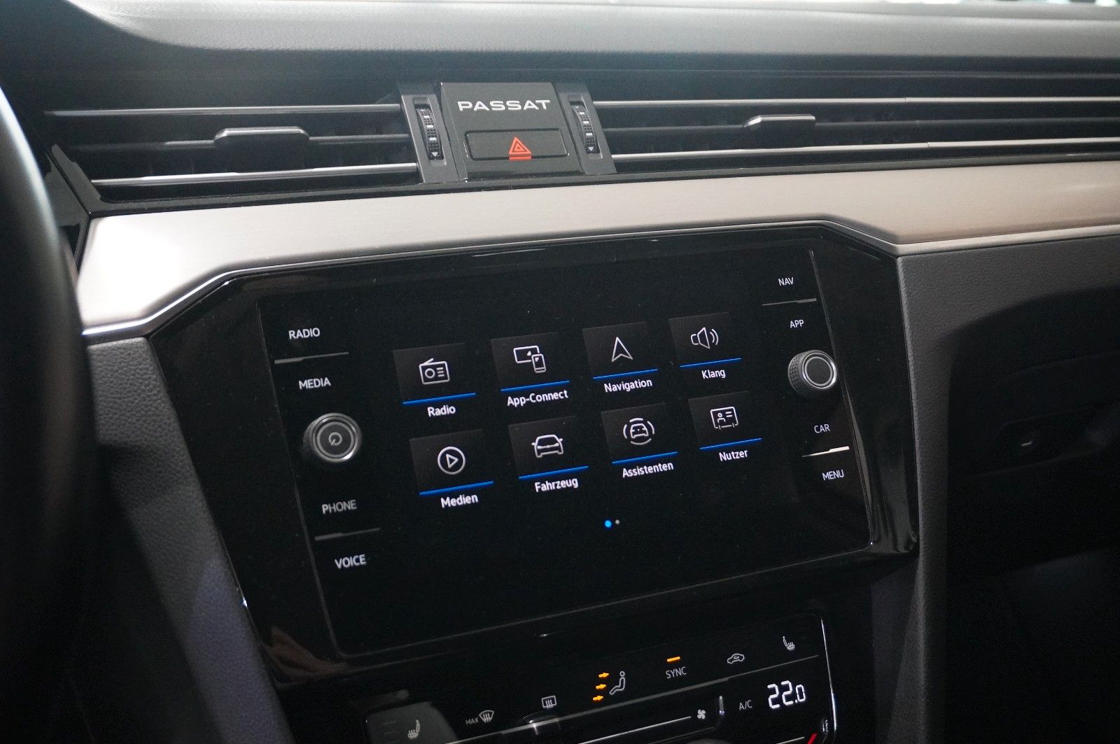 Fahrzeugabbildung Volkswagen Passat VARI. 2.0D R-LINE 4M NAVI/LED/KAMERA/AHK