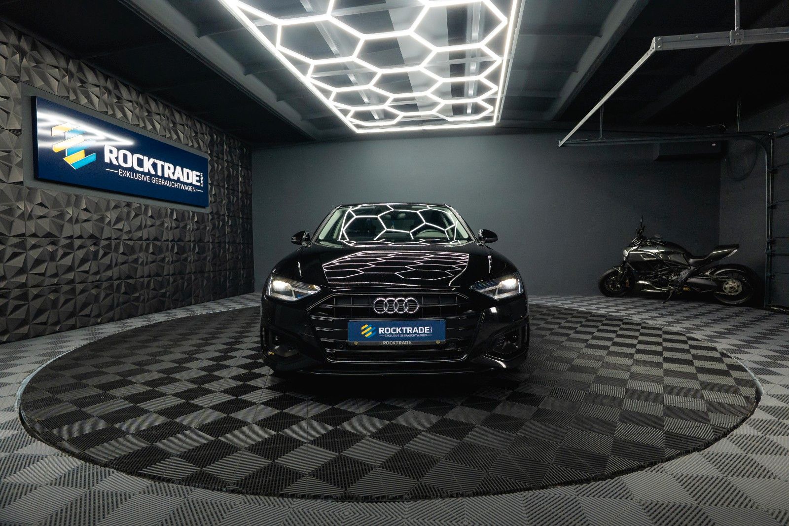 Fahrzeugabbildung Audi A4 Lim. 40 TFSI advanced Sport *DAB*LED*ACC*