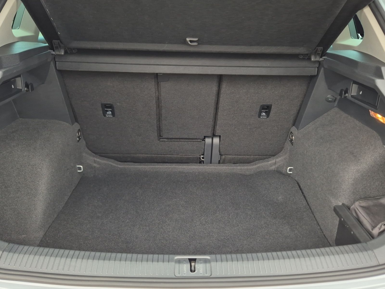 Fahrzeugabbildung Volkswagen Tiguan 2.0 TDI DSG R-Line AHK LED HuD Navi ACC