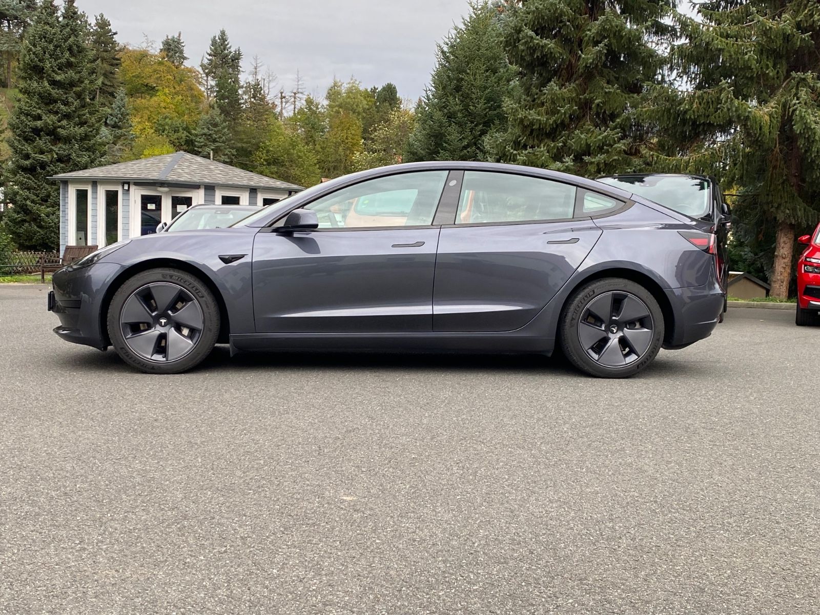 Tesla Model 3 RWD+8-fach bereift+Pano+AHK abnehmbar