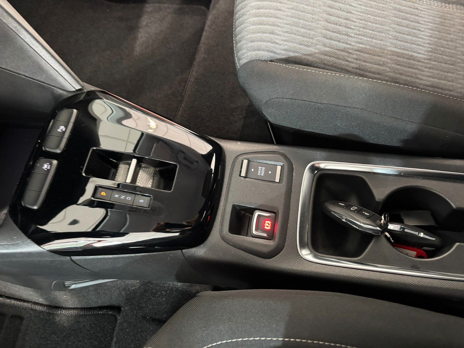 Fahrzeugabbildung Opel Corsa-e F EDITION 7KW NAVI/VIRT/SHZ/DAB/WÄRMEP.