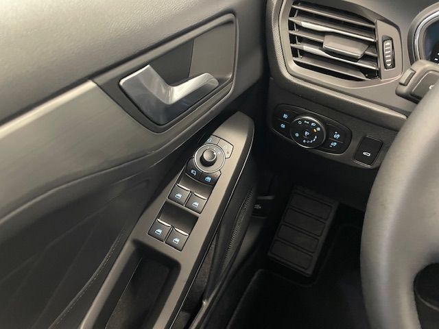 Fahrzeugabbildung Ford Focus Turnier Titanium 1.0 EcoBoost Mild-Hybrid