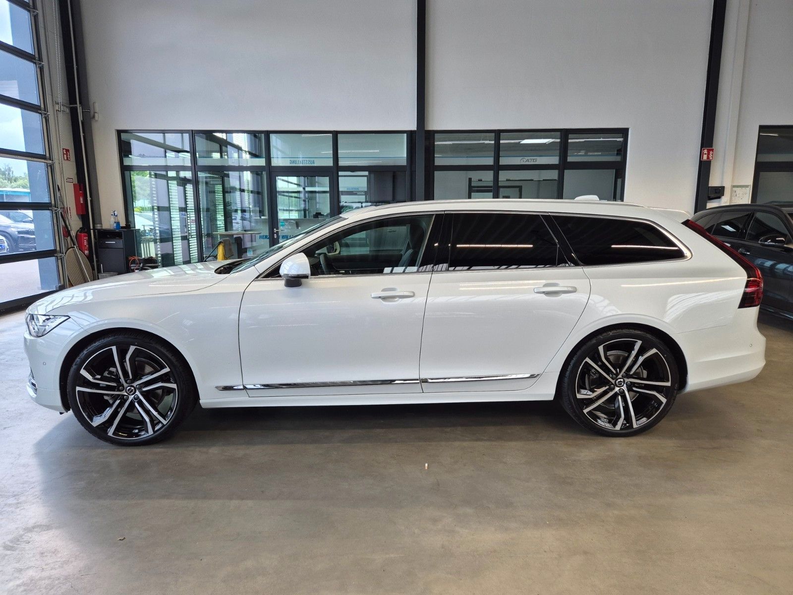 Volvo V90 2.0 d ULTIMATE BRIGHT LEDER PANO STANDHZ AHK foto 5