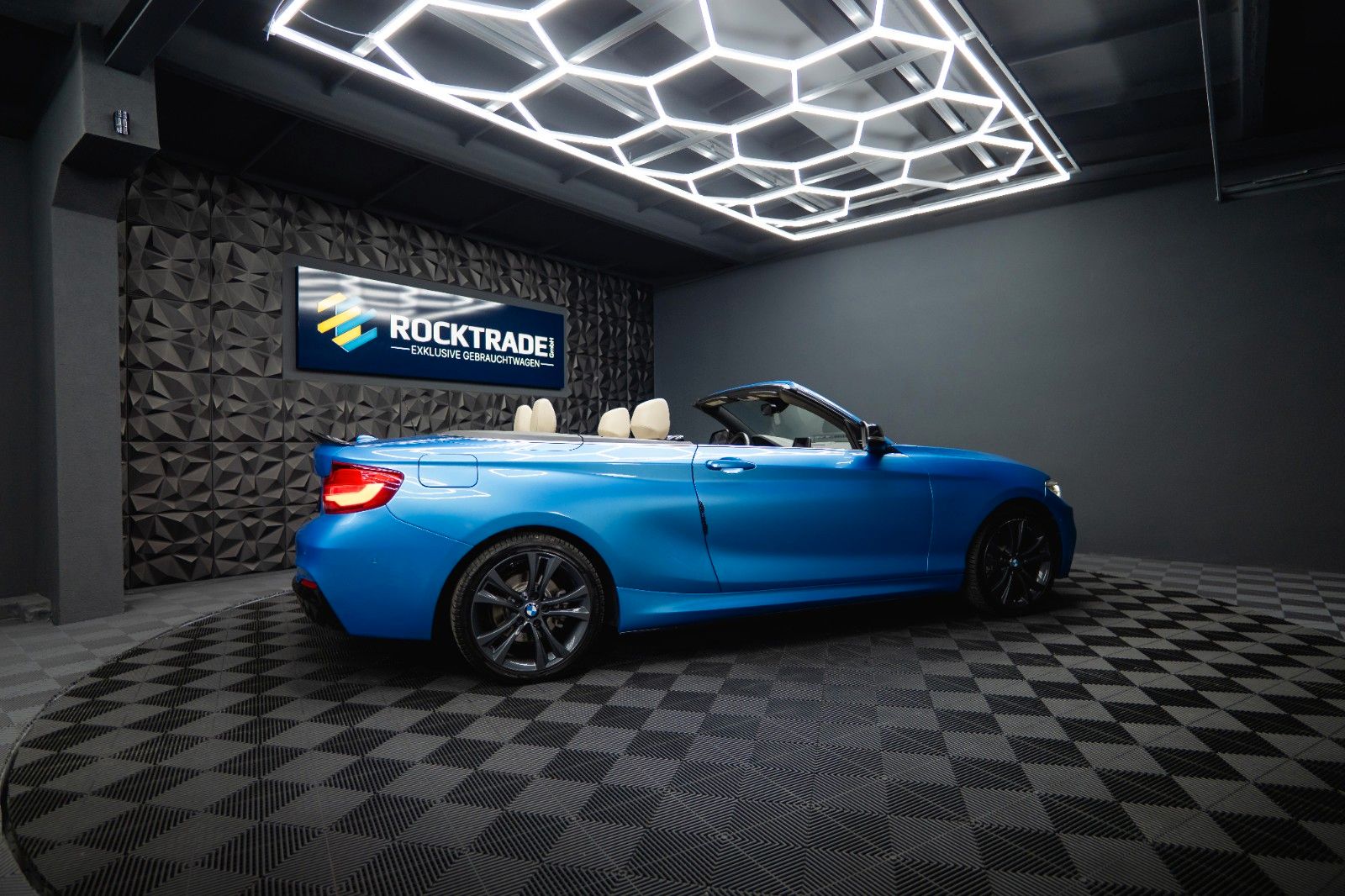 Fahrzeugabbildung BMW 230i Cabrio M-Sport Performance Shadow Line LED