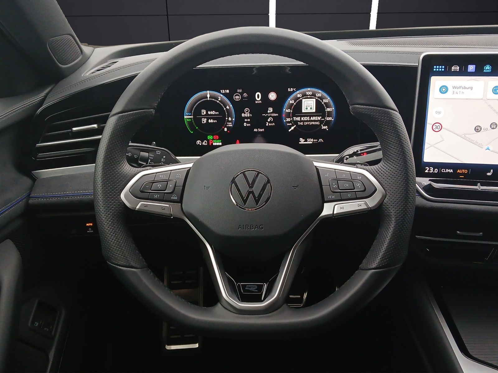 Fahrzeugabbildung Volkswagen Passat R-Line eHybrid DSG IQ.Light ACC AHK SH Ma