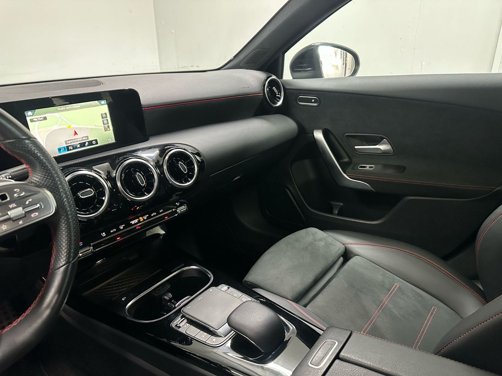 Fahrzeugabbildung Mercedes-Benz A 250 4MATIC AMG*KAMERA*PANO*SPUR*SH*TEMPO*19"