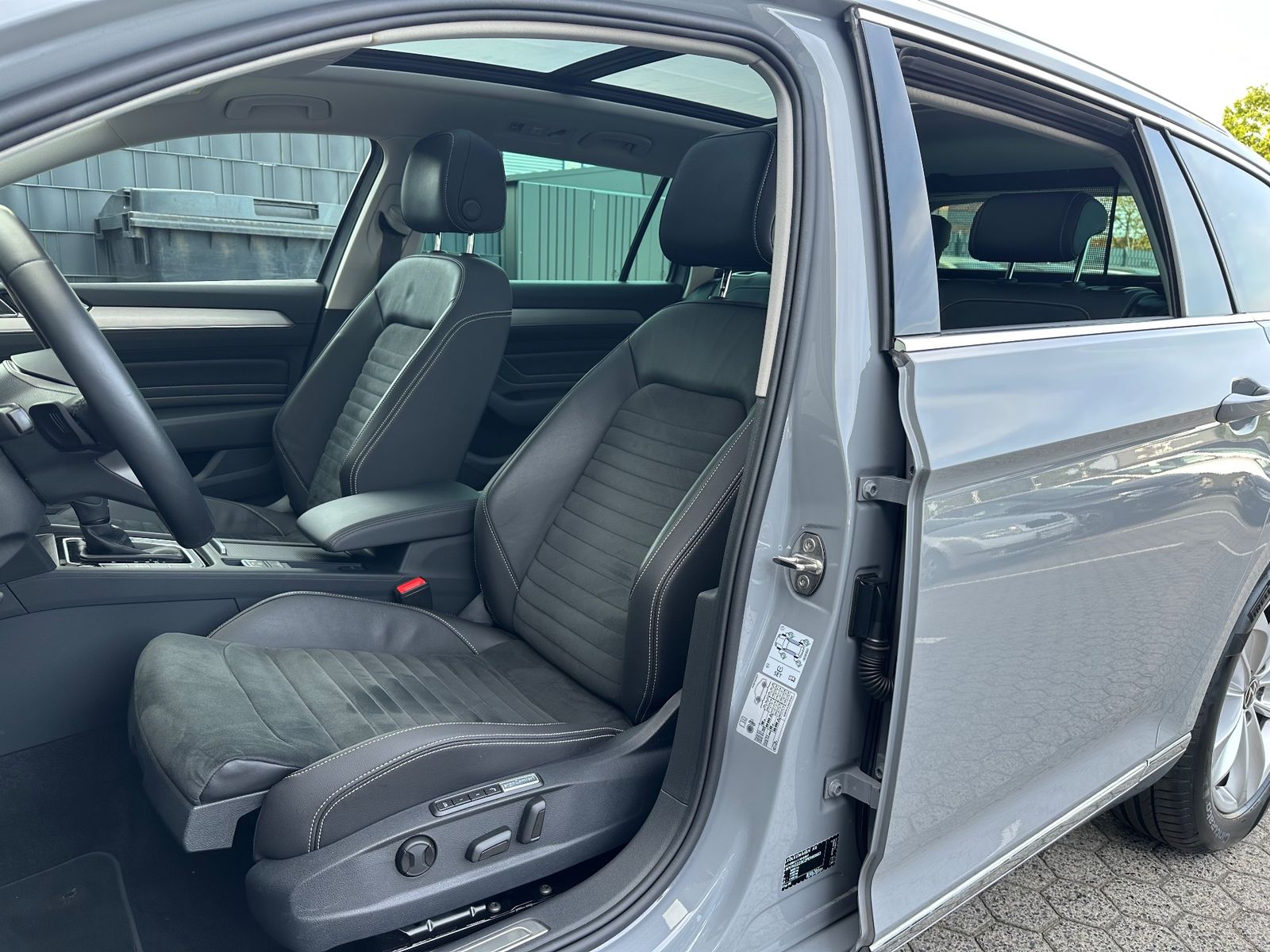 Fahrzeugabbildung Volkswagen Passat Variant 2.0 TDI DSG Elegance NAV+LED+PANO