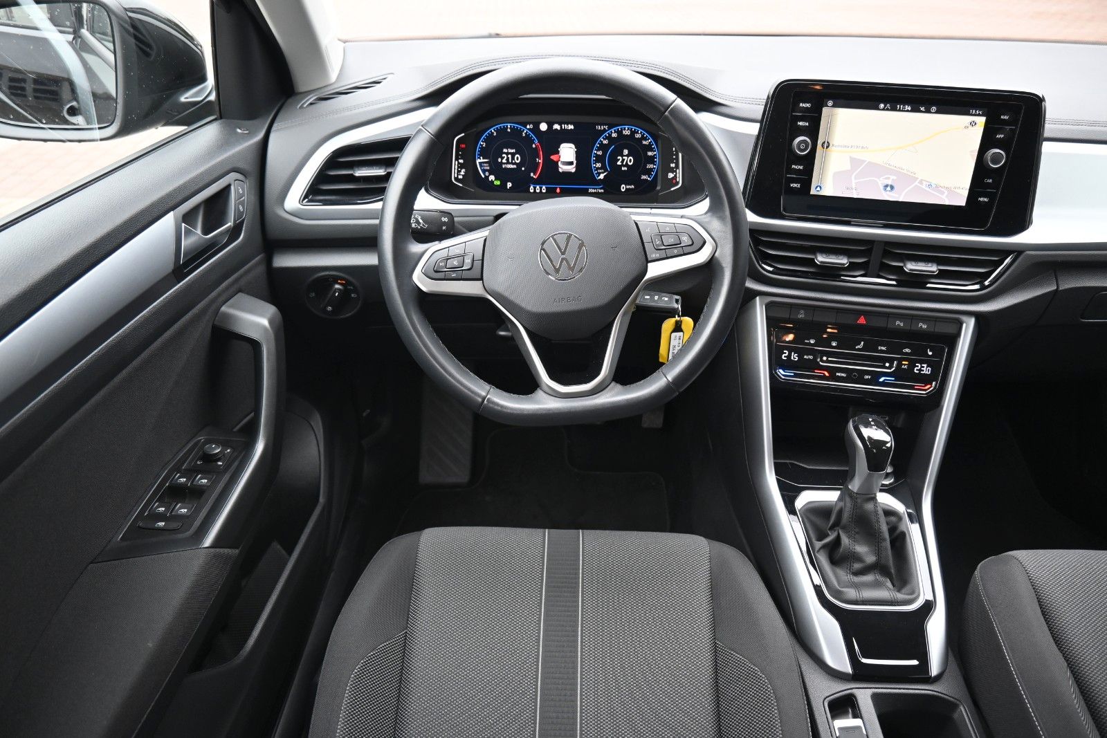 Fahrzeugabbildung Volkswagen T-Roc 1.5 TSI DSG Life*DAB*PDC*AppleCarPlay*SHZG