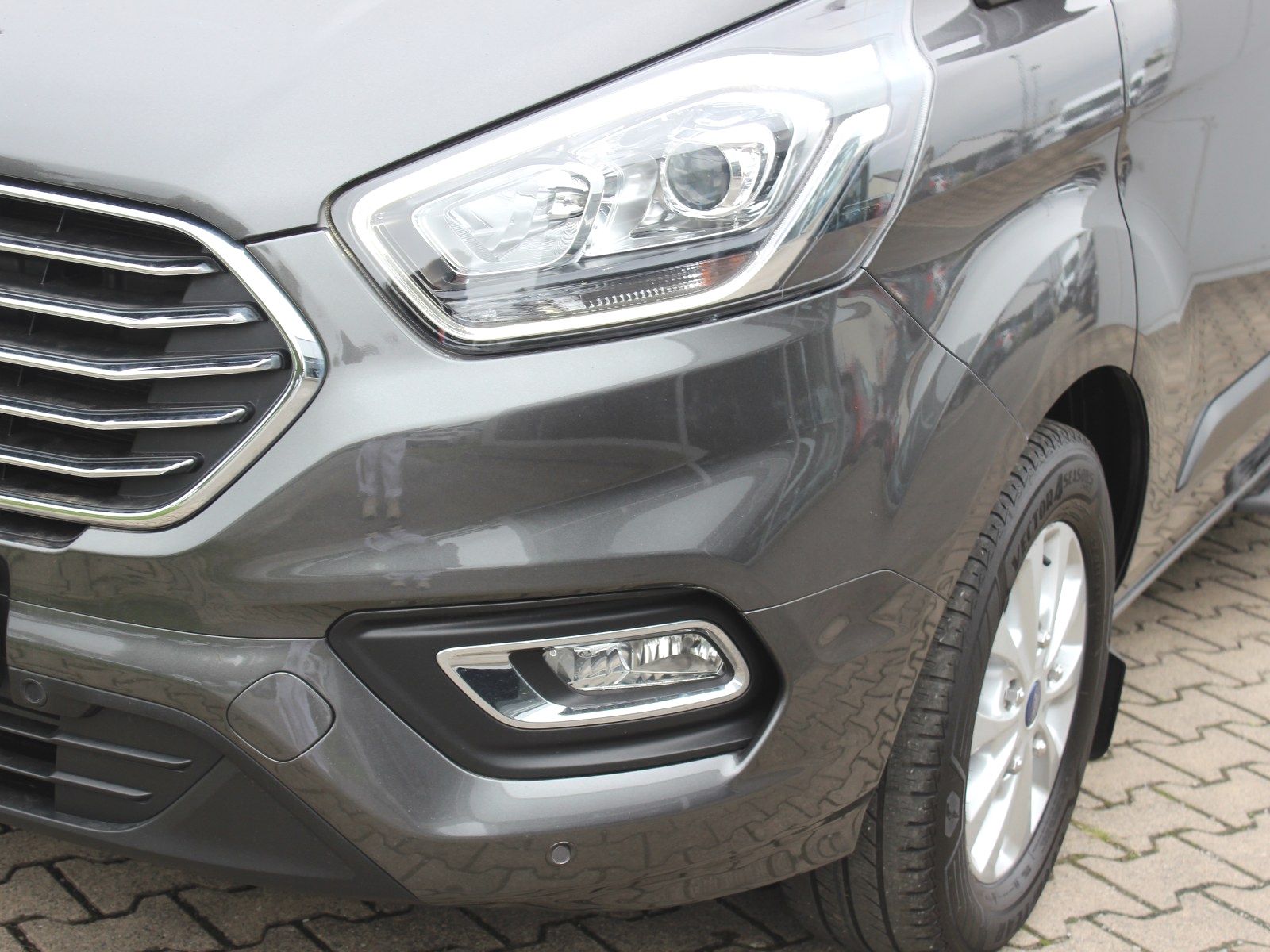 Fahrzeugabbildung Ford Tourneo Custom 320 L2 Tourneo Trend FWD
