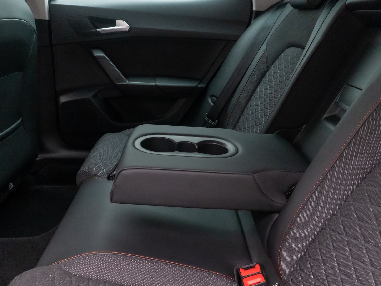 Fahrzeugabbildung SEAT Leon e-HYBRID FR Tempomat DigitDispl ParkAsssit