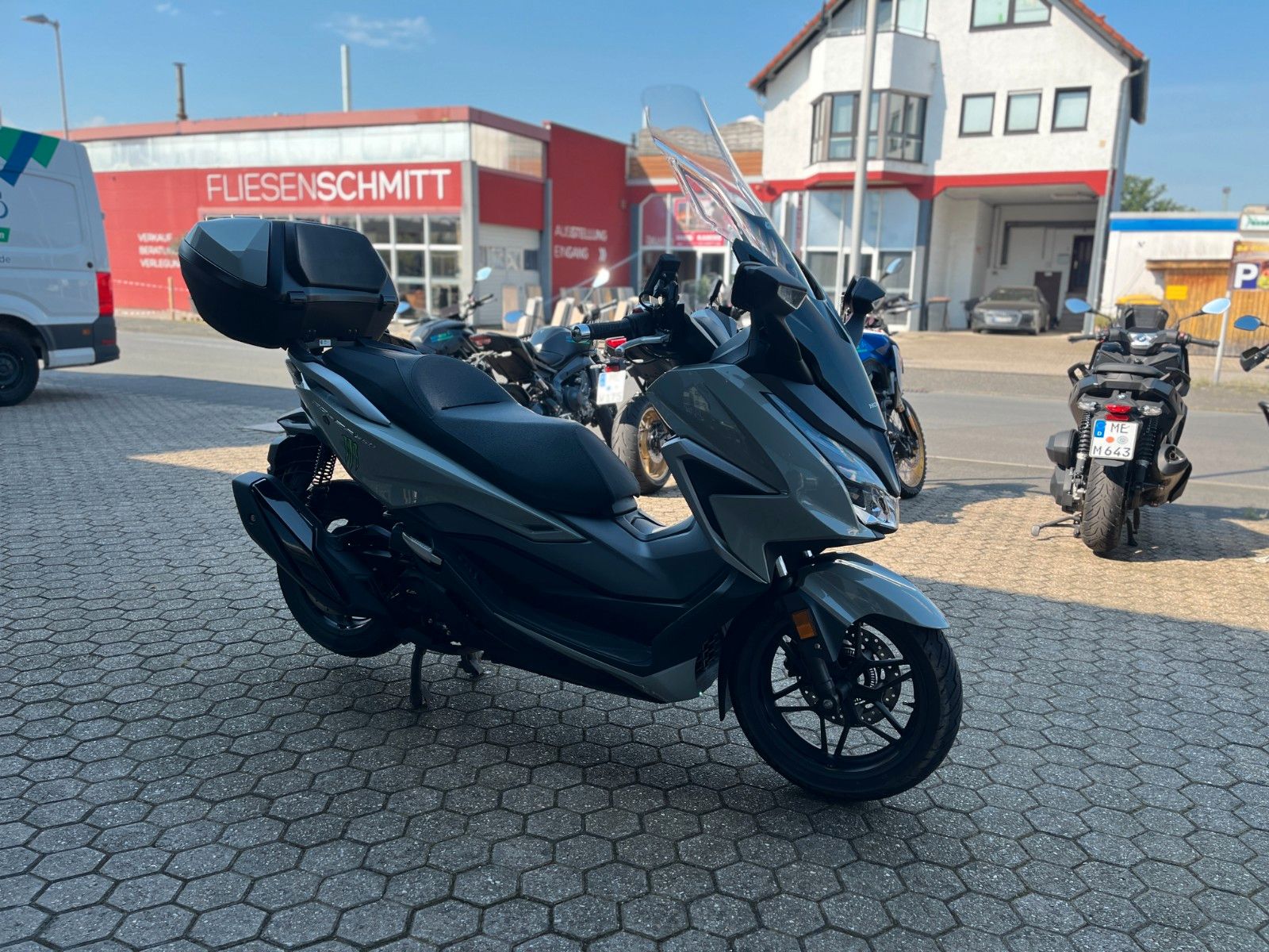 Fahrzeugabbildung Honda Forza 350 inkl. Topcase + Heizgriffe