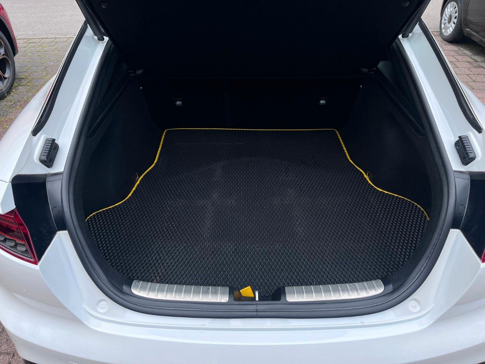 Fahrzeugabbildung Kia Stinger GT 4WD Leder el. Sitze Navi Kamera uvm.