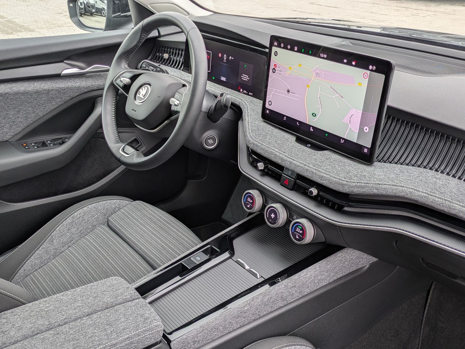 Fahrzeugabbildung SKODA Superb 2.0 TDI 4x4 Selection MATRIX*AHK*PANO*19"