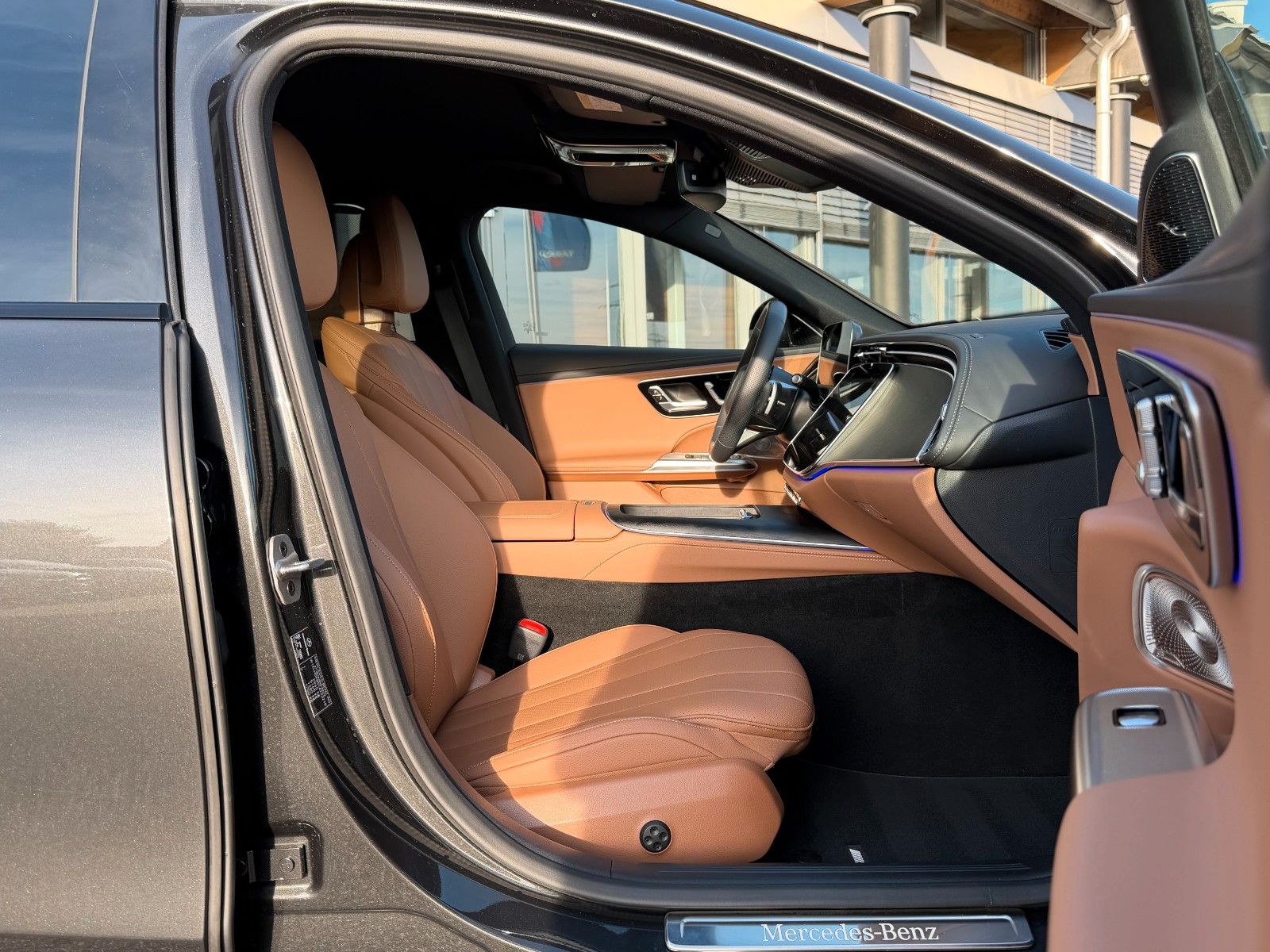 Fahrzeugabbildung Mercedes-Benz E 300de T 4M+AMG+HUD+RFK+360+BUR+AHK+SPUR+DIS+