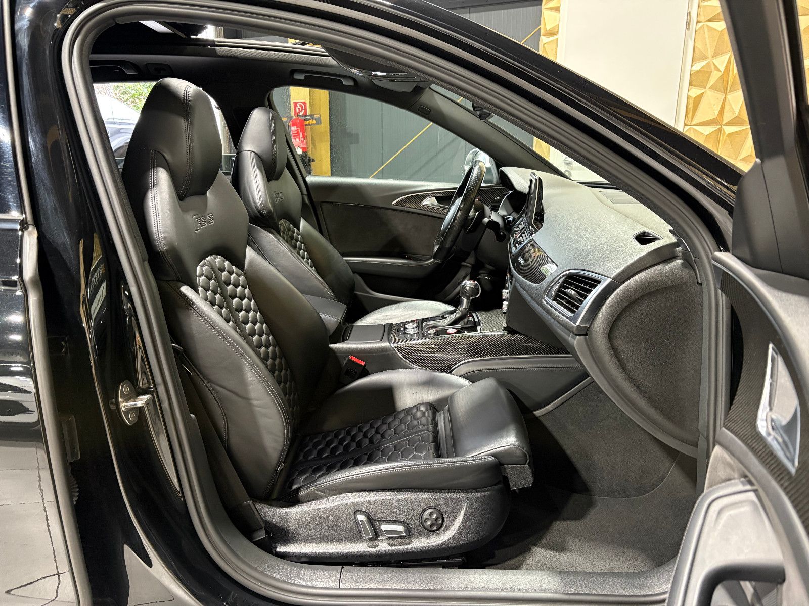 Fahrzeugabbildung Audi RS6 Avant 4.0 TFSI quattro performance/RAUTE/360