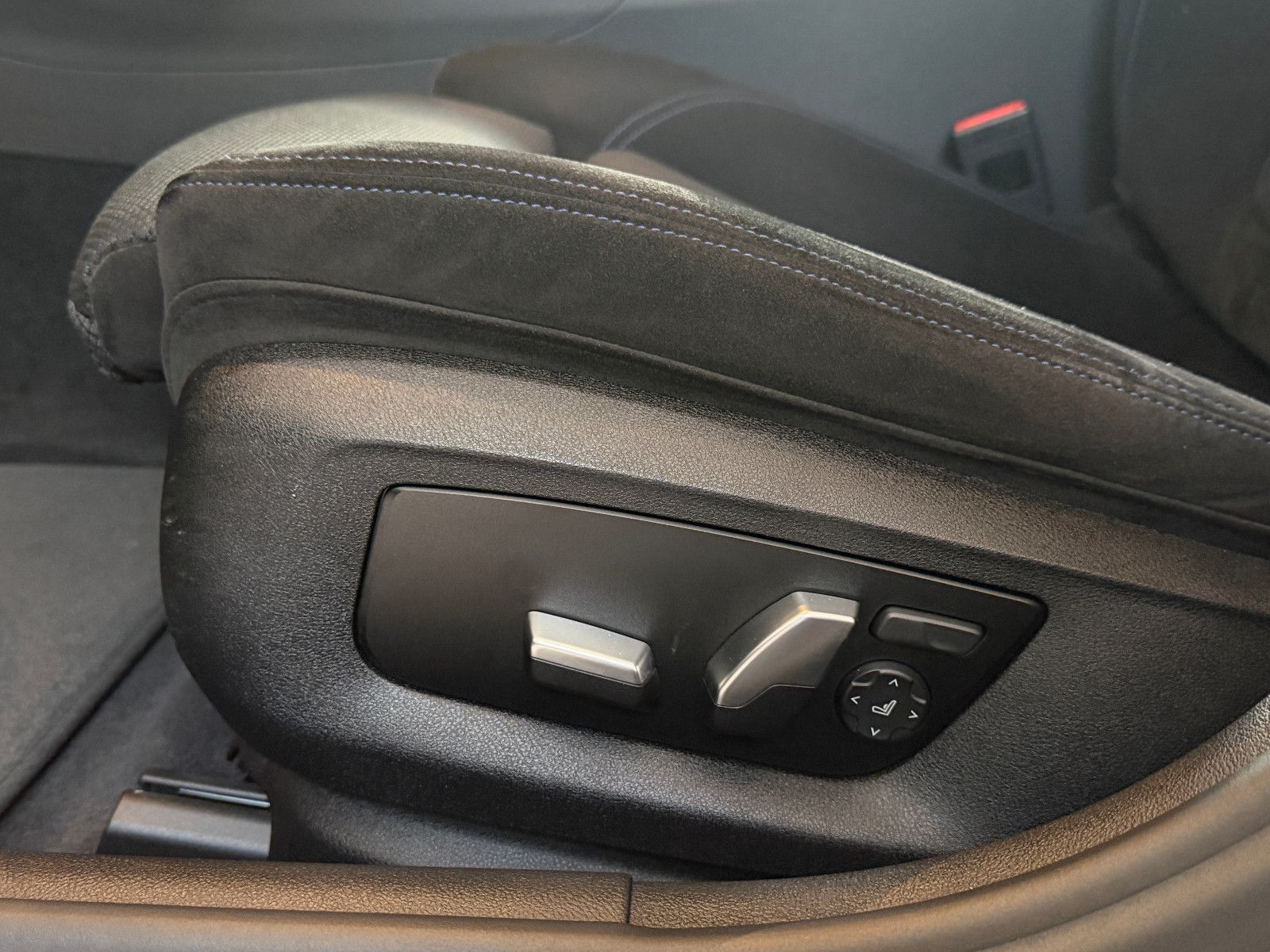 Fahrzeugabbildung BMW 530 d XDriveM Sport/M-PAKET/HARMAN-KARDON/AMBIE