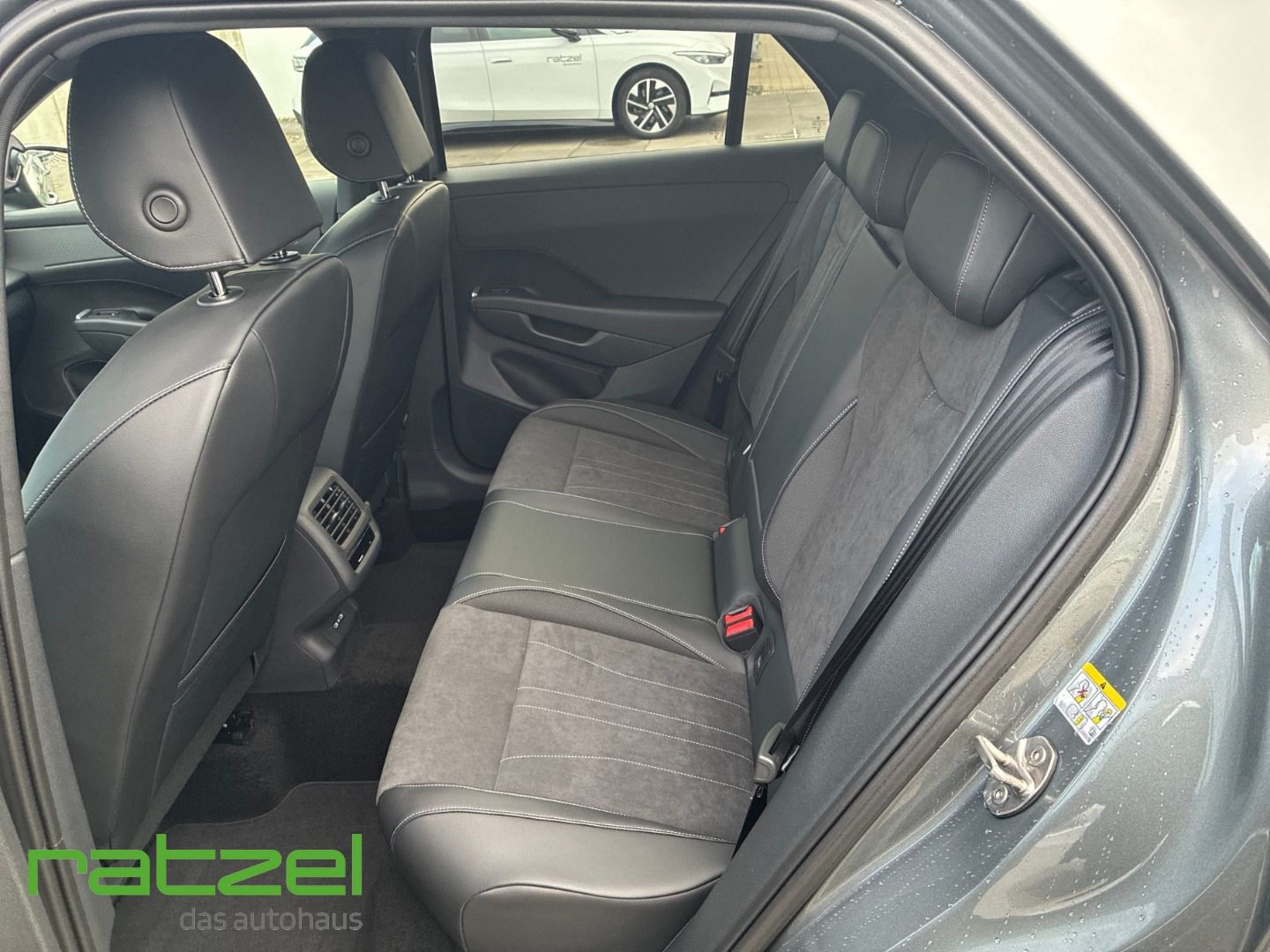 Fahrzeugabbildung Volkswagen T-Roc STYLE 1.5 eTSI AHK+IQ.Light+360°Kam.+PDC