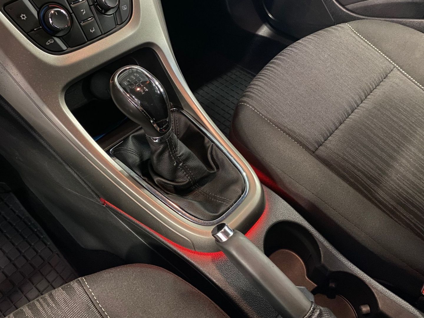 Fahrzeugabbildung Opel Astra J Lim. 5-trg. Edition AHK Klima
