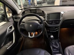 PEUGEOT 2008 1.2 Allure/NAVI/SHZ/PANO/KLIMA/CARPLAY PEUGEOT 2008 1.2 Allure/NAVI/SHZ/PANO/KLIMA/CARPLAY