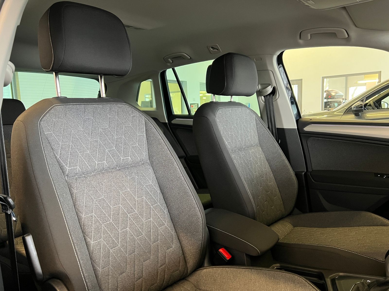 Fahrzeugabbildung Volkswagen Tiguan MOVE 1.5 TSI DSG *AHK, LED, Navi, 17'-LM*