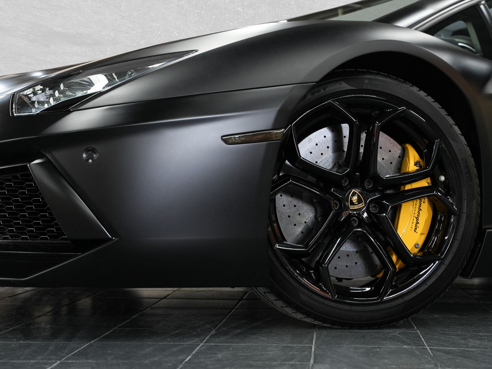Fahrzeugabbildung Lamborghini Aventador LP700-4 - Nero Nemesis | Sport-AGA