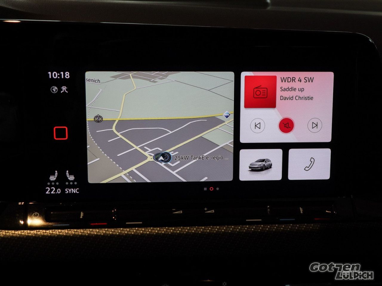 Fahrzeugabbildung Volkswagen Golf VIII Variant R-Line 1.5 TSI Navi AHK LED