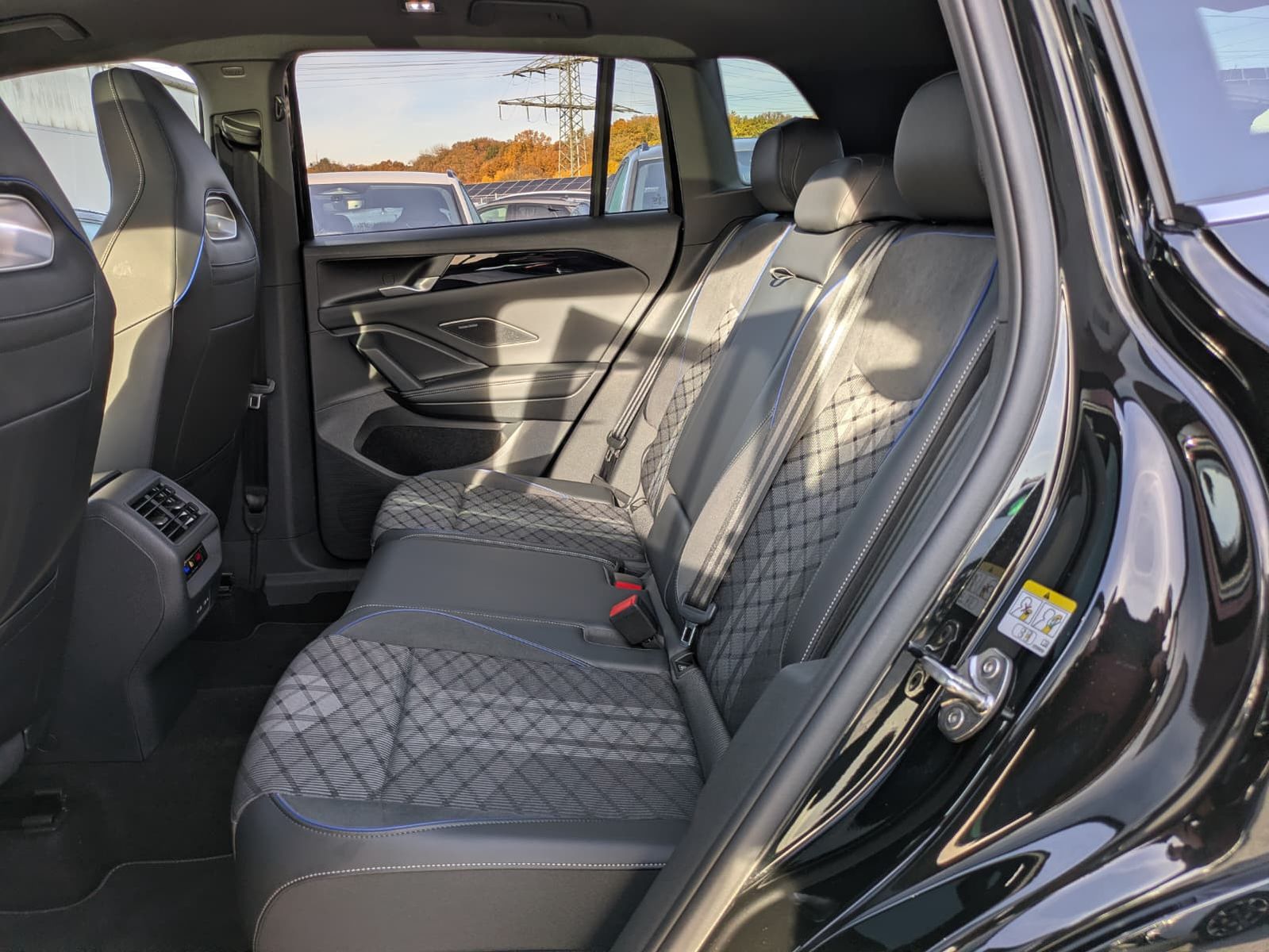 Fahrzeugabbildung Volkswagen Tiguan 2.0 TDI 4M R-Line PANO*H&K*AHK*MATRIX*20"