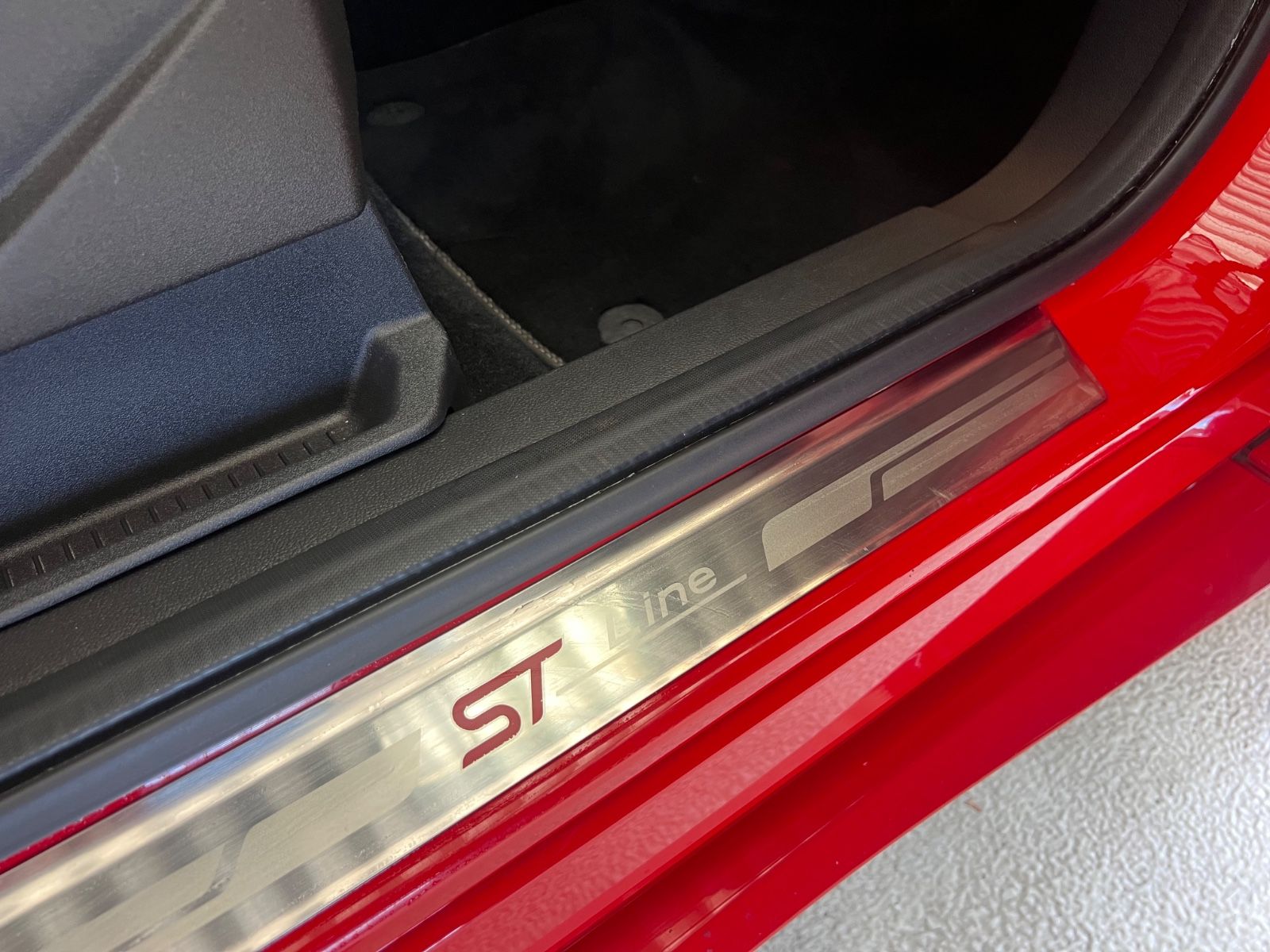 Fahrzeugabbildung Ford Kuga ST-Line * ROT/SCHWARZ *