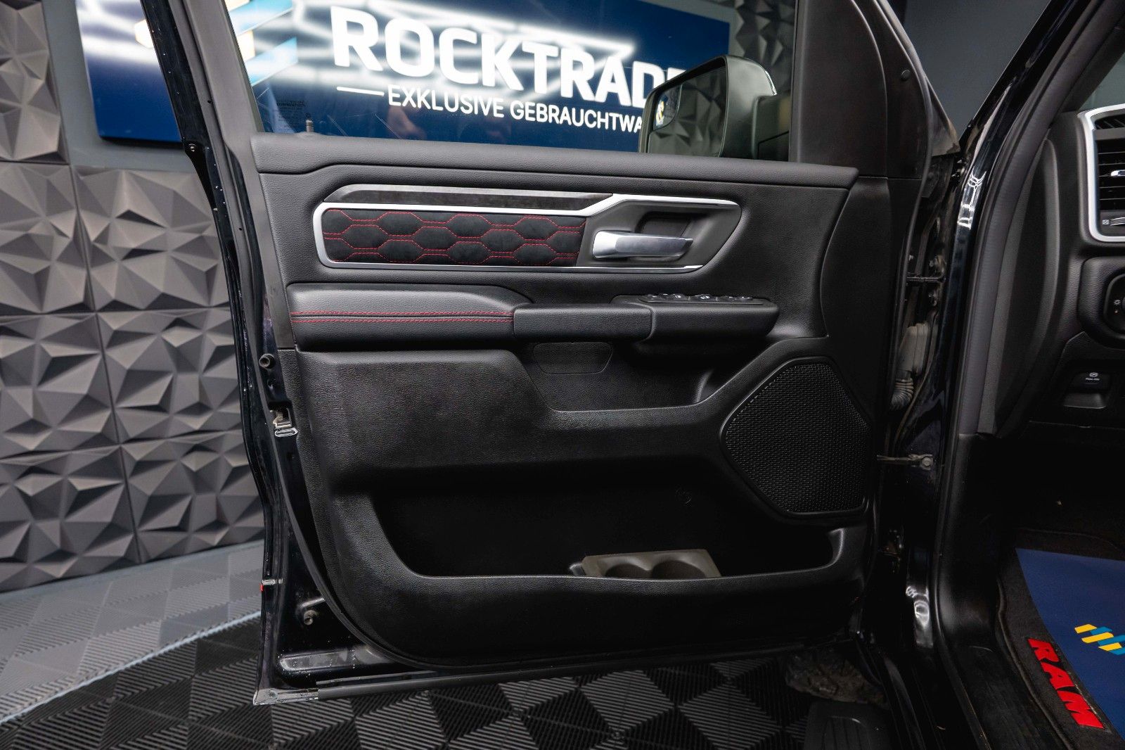 Fahrzeugabbildung Dodge RAM 5.7 V8 HEMI 4x4 OFFROAD Night-Paket Limited