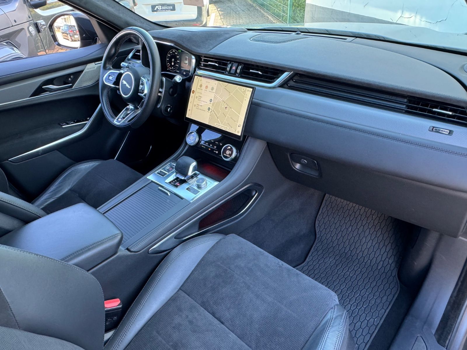 Fahrzeugabbildung Jaguar F-PACE SVR /PANO/MERIDIAN/360°KAM/HUD/AMBIENTE
