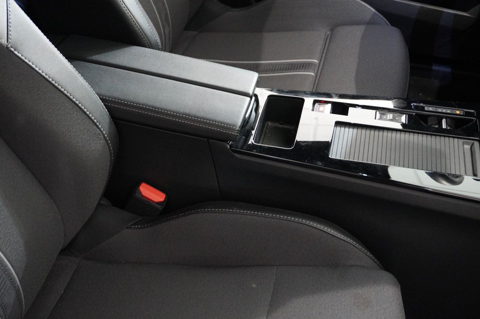 Fahrzeugabbildung Opel Astra L Lim. 1.6 HYBRID GS SPORT NAVI/360°/SPORT