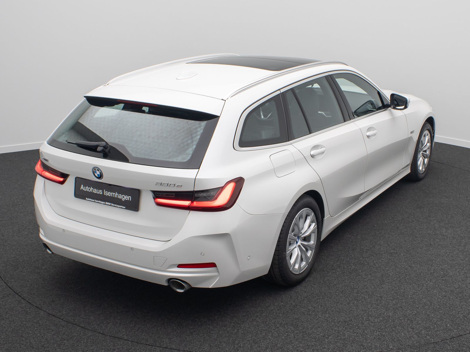 Fahrzeugabbildung BMW 330e xD Panorama HUD H/K AHK Alarm Sport Leder