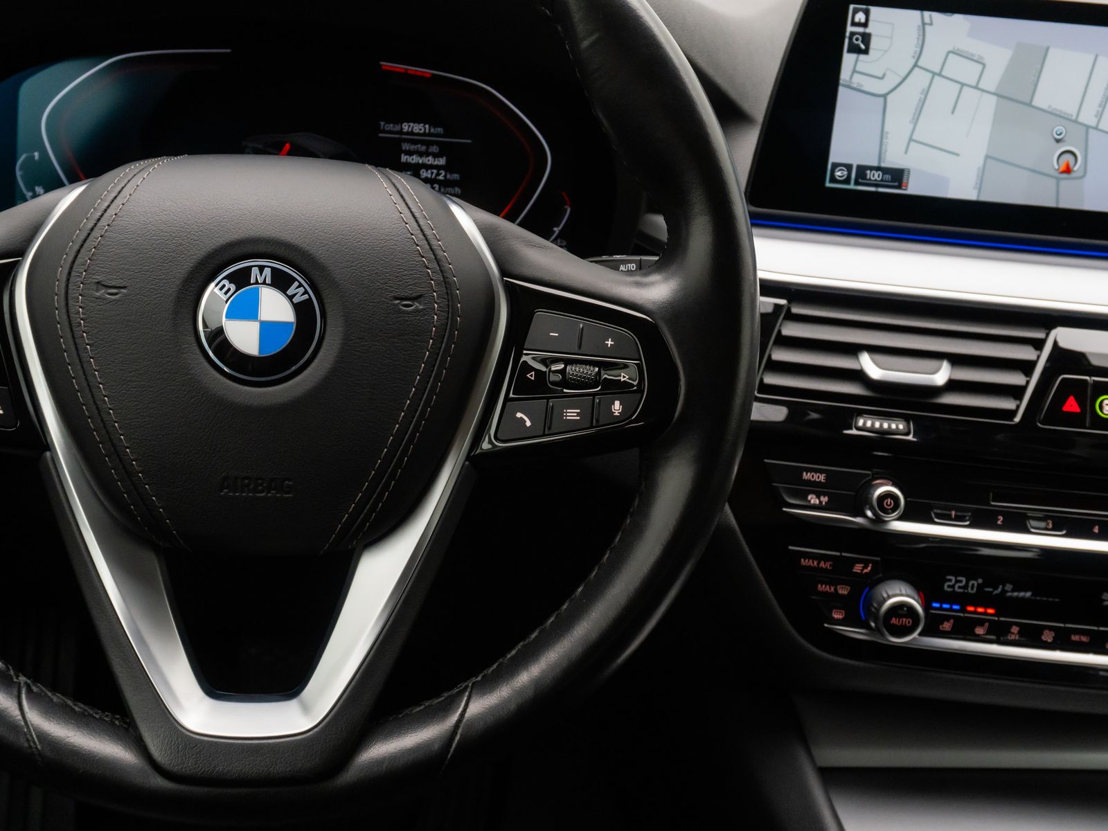 Fahrzeugabbildung BMW 520d Alarm AHK Komfort 360° HUD Belüftung Leder