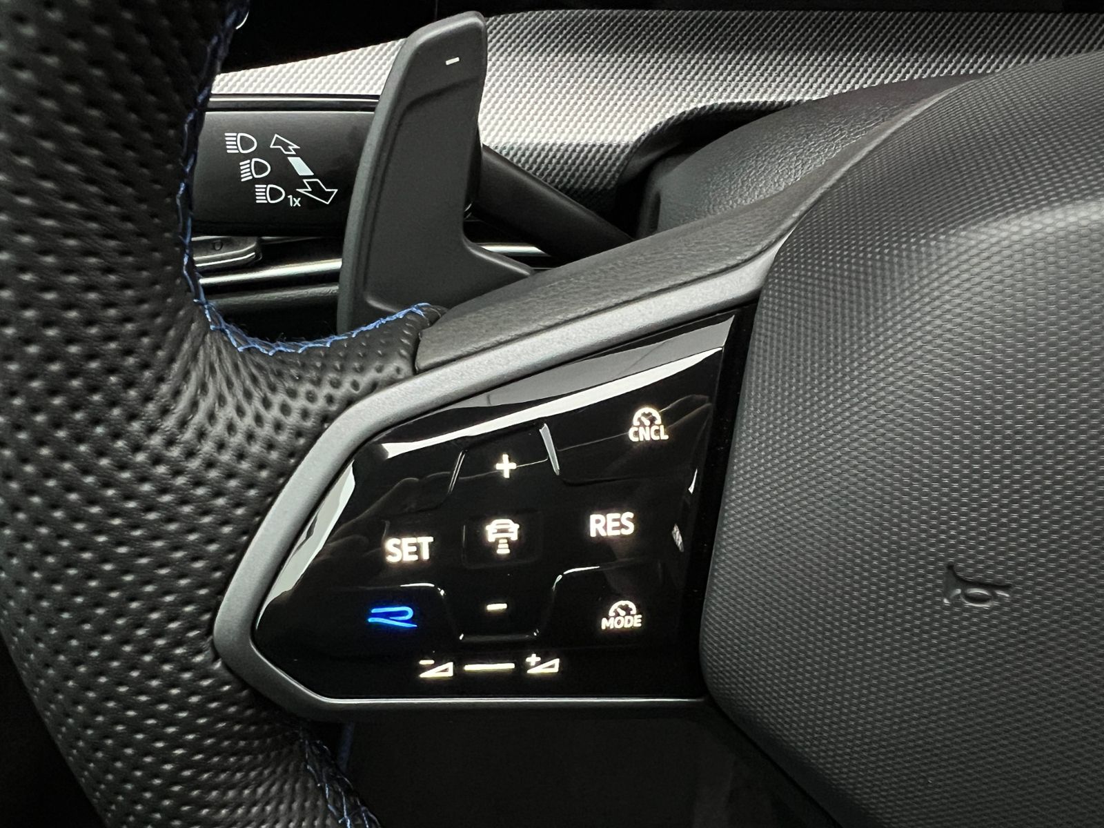 Fahrzeugabbildung Volkswagen Golf VIII R 2.0 TSI DSG 4MOTION *IQ.Light, Black