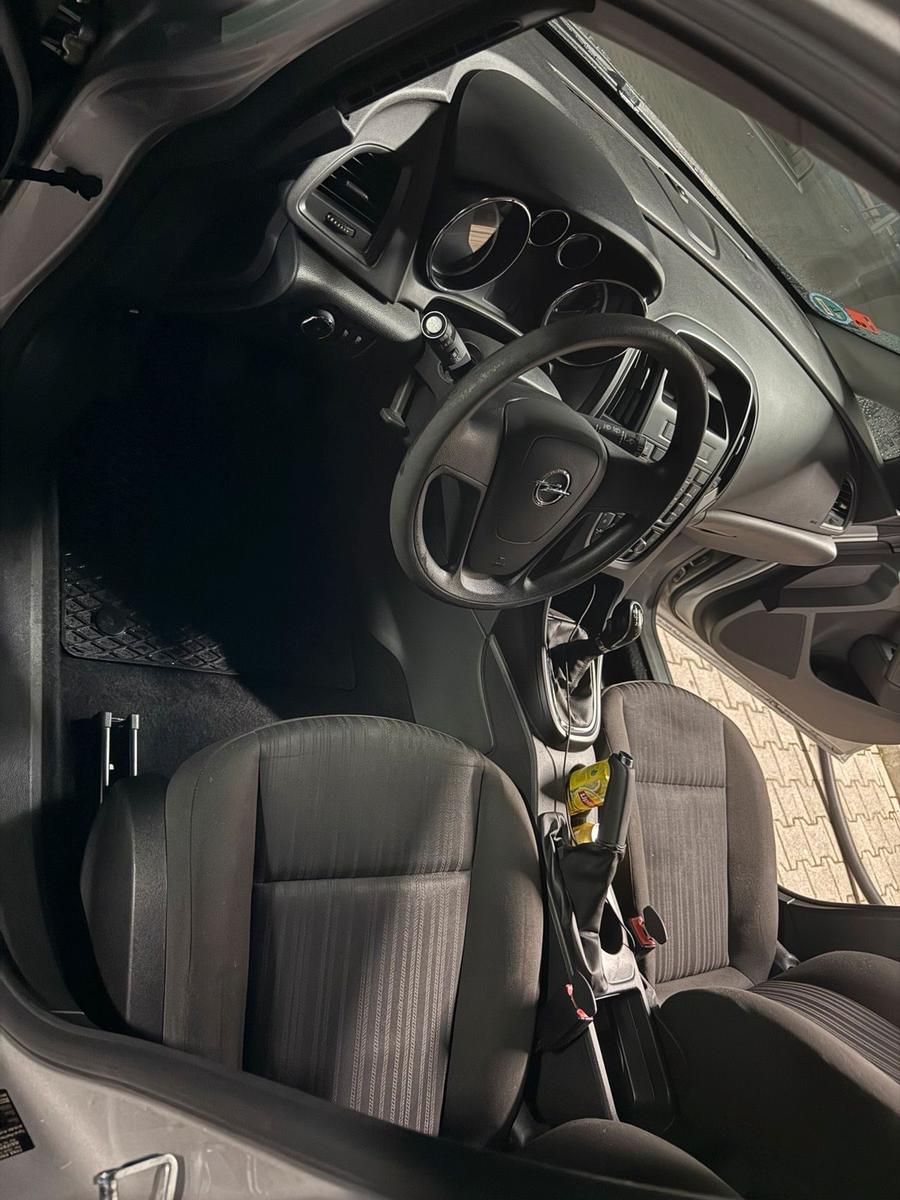 Opel Astra 2011 — interior