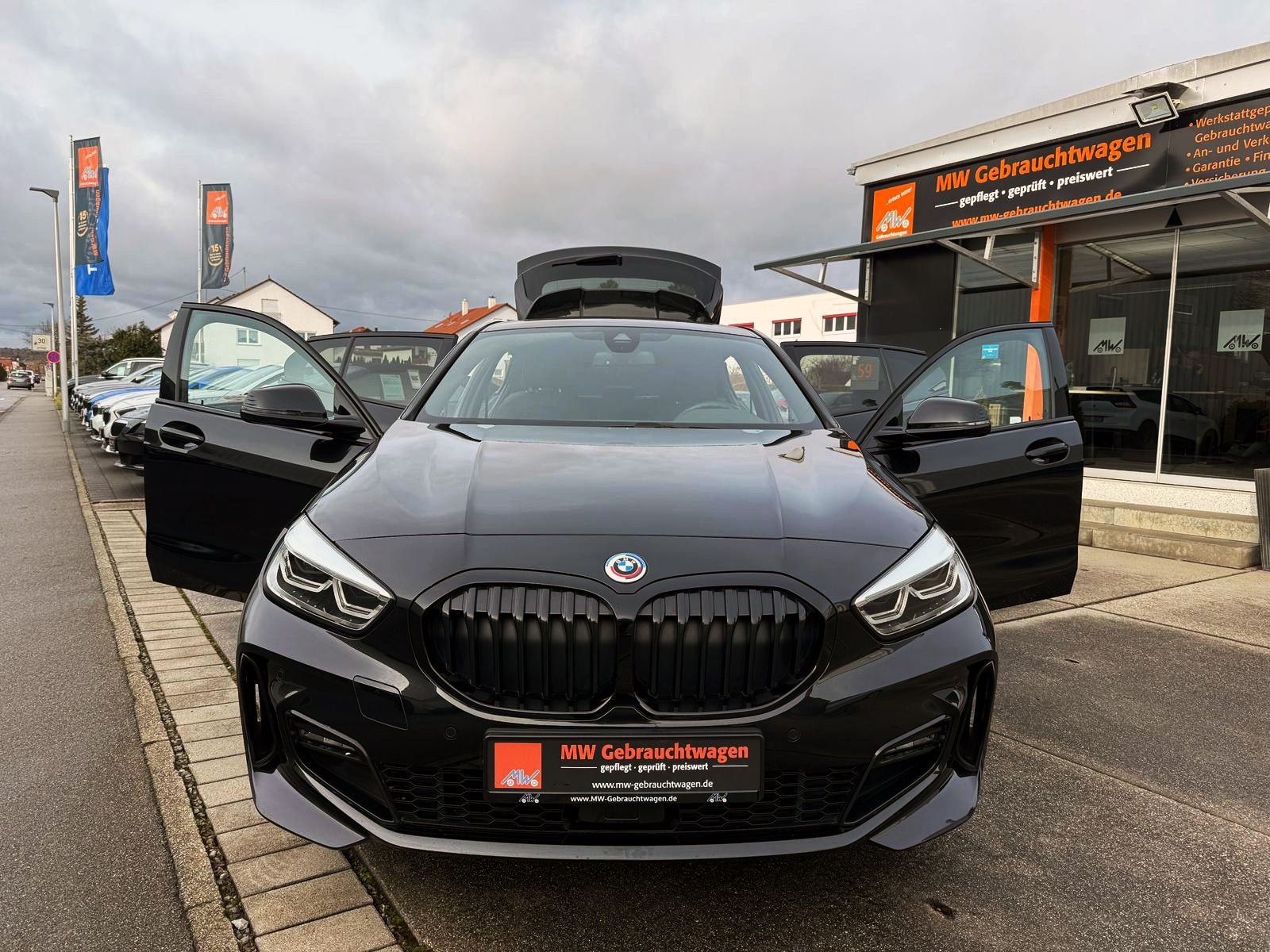 Fahrzeugabbildung BMW 118i M-Sport Steptr. LED ACC NAVI PDC KAM LHZ