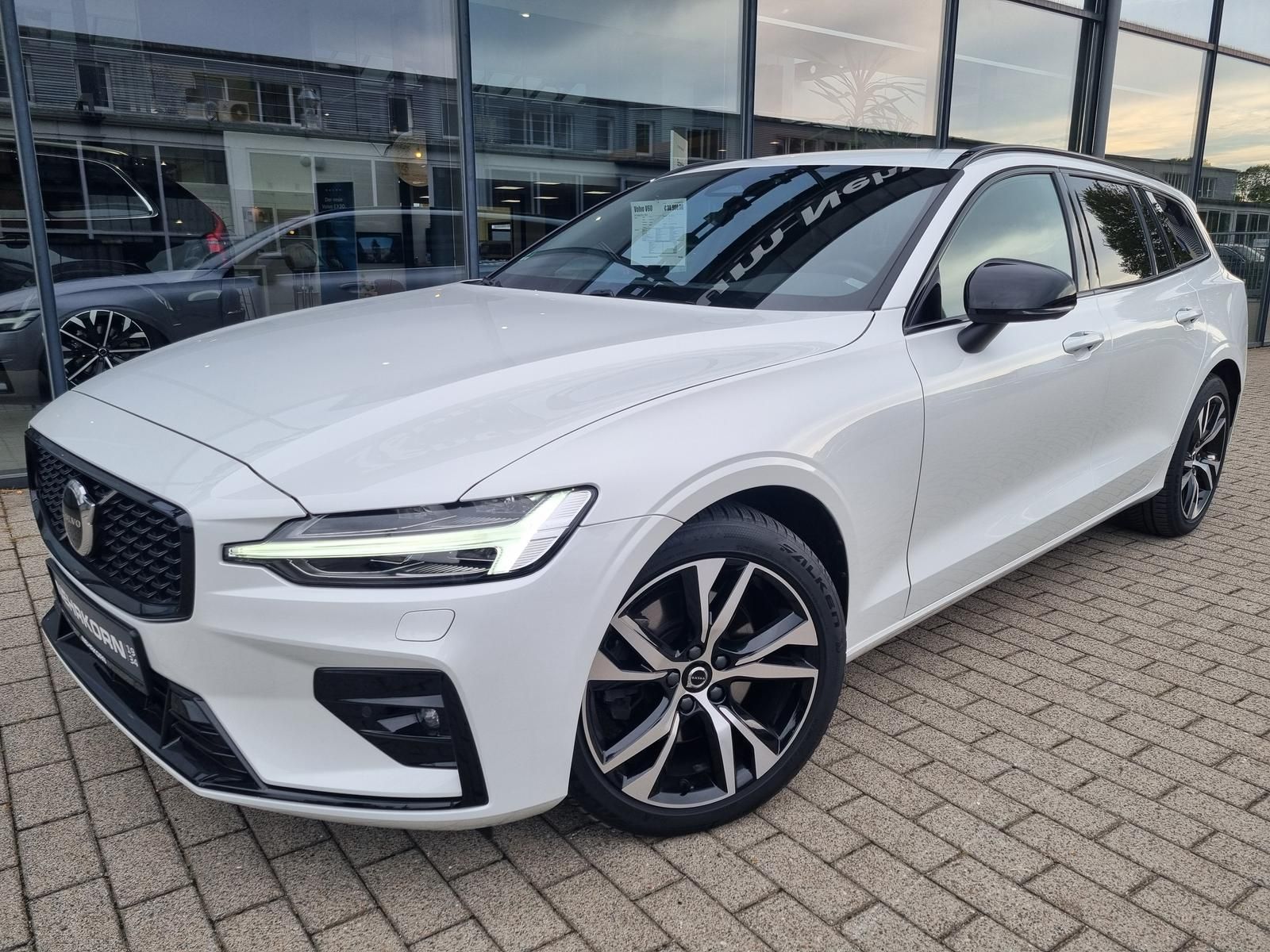 Fahrzeugabbildung Volvo V60 B4 Diesel Plus Dark 'Standheizung'