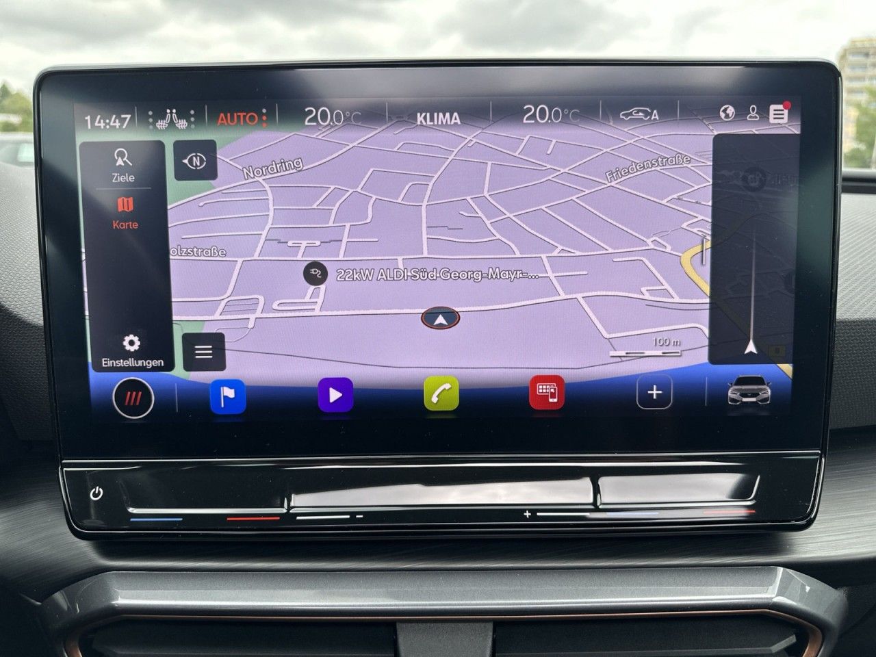 Fahrzeugabbildung CUPRA Leon Sportstourer 2.0TSI 245 PS DSG*AHK-Navi* - mit KI generiert/bearbeitet
