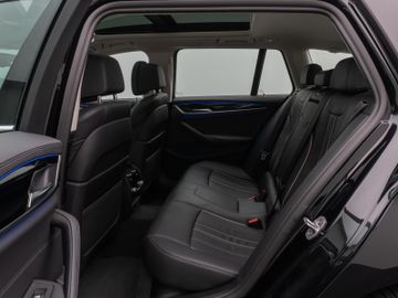 Fahrzeugabbildung BMW 530d LuxuryLine Pano Kamera Laser HUD DAB HiFi