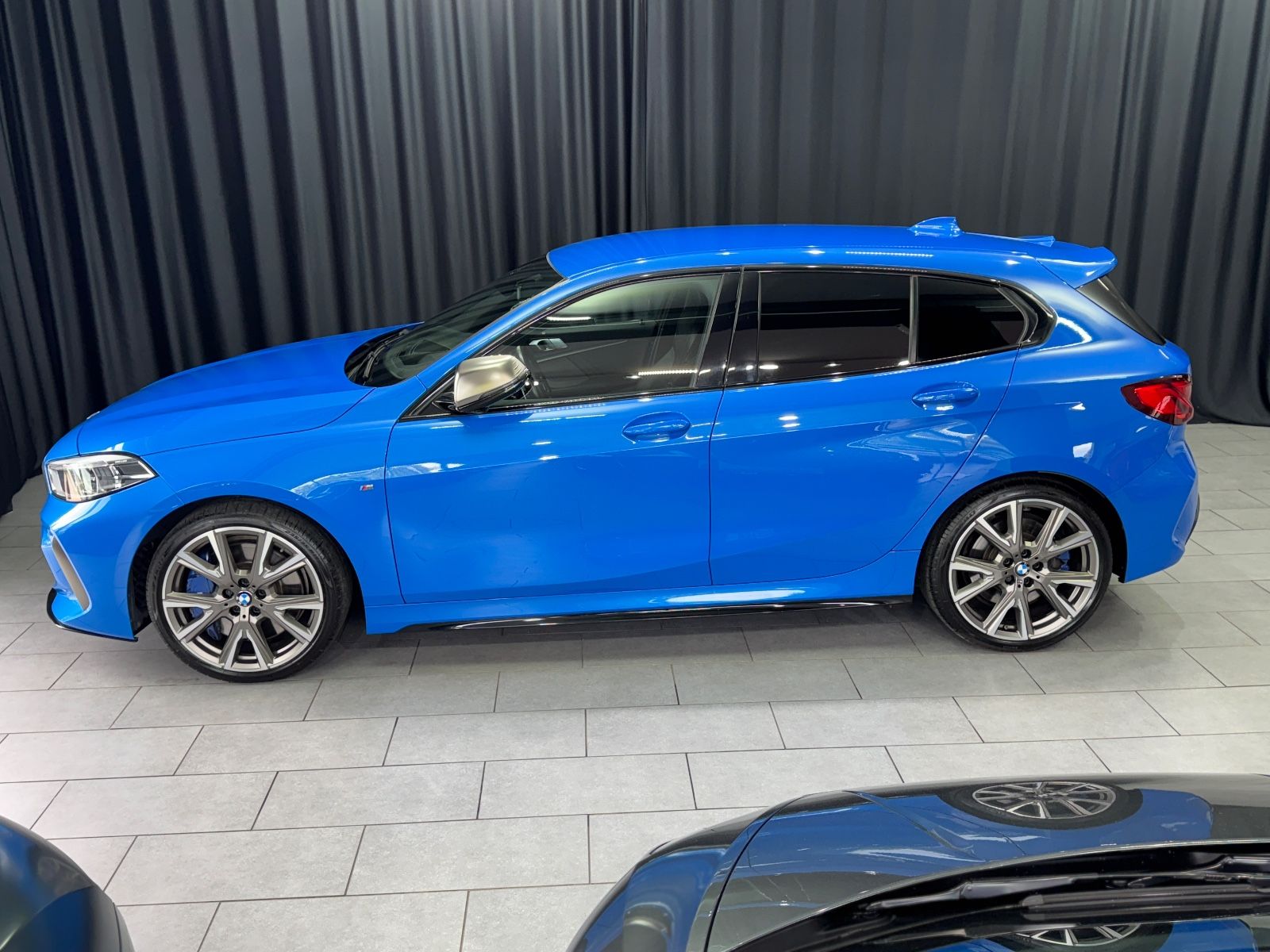 Fahrzeugabbildung BMW M135 i xDrive|H/K|NAVI|ACC|HEAD-UP|SPORTSITZE|