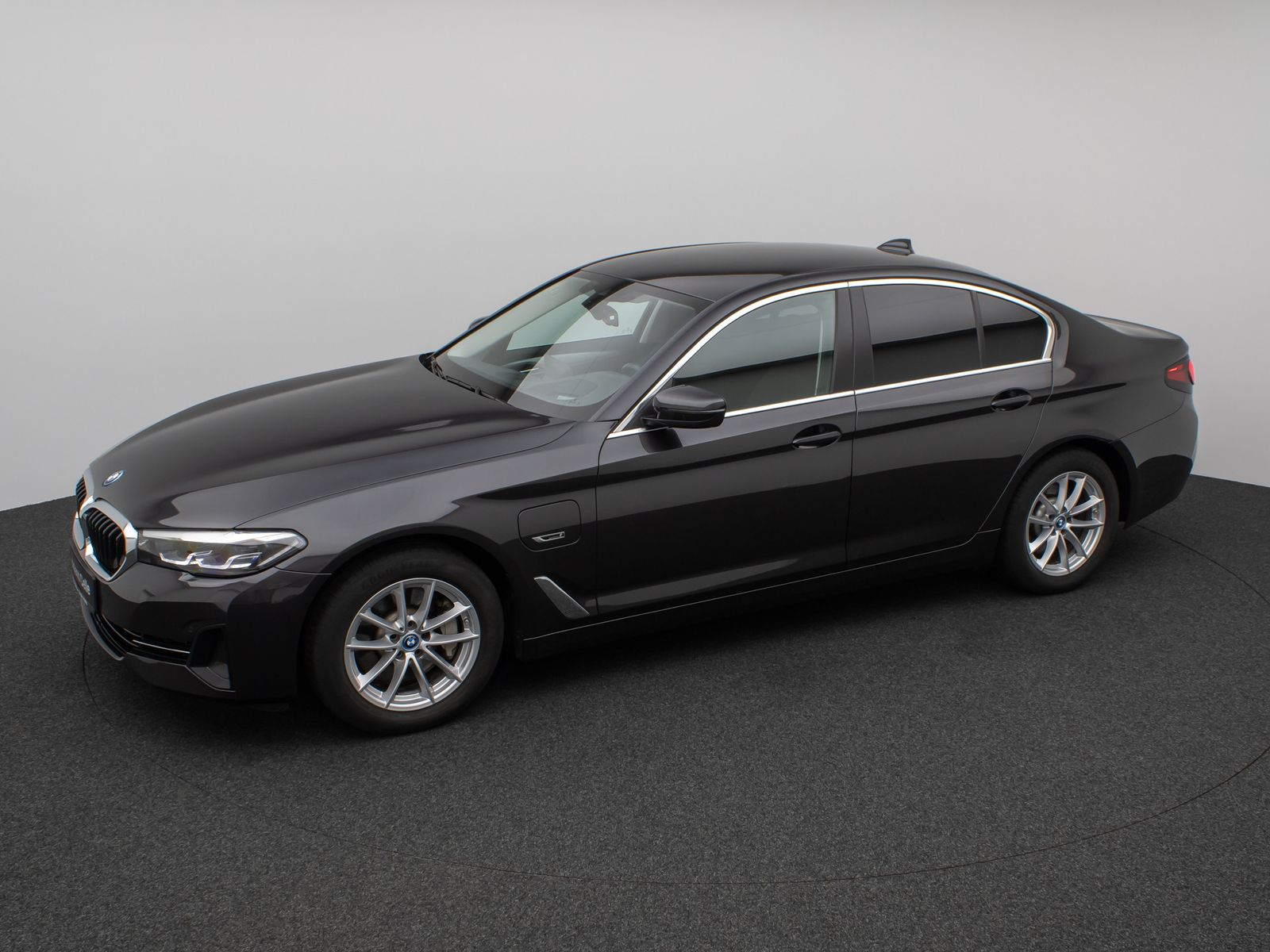 Fahrzeugabbildung BMW 530e HUD DAB HiFi CockPitPro PDC Komfort Alarm