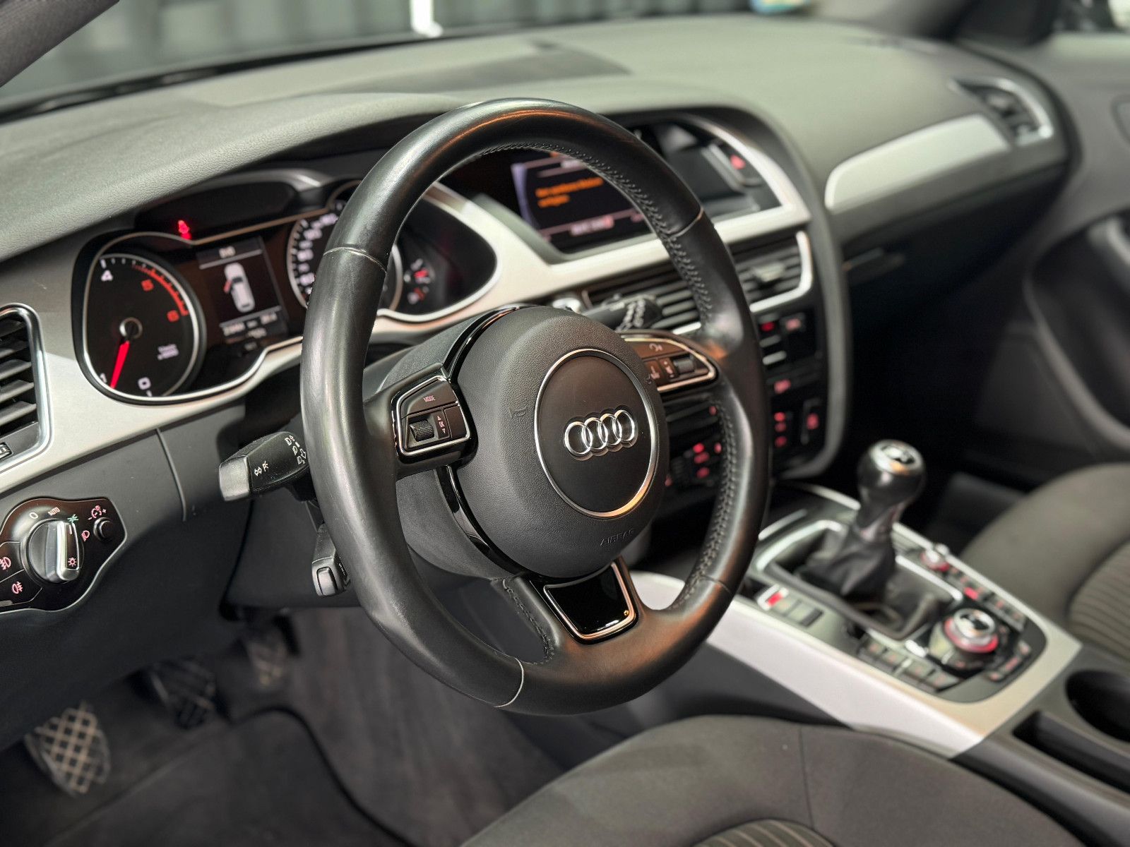 Fahrzeugabbildung Audi A4 Avant 2.0 TDI |1-HAND|S-LINE|NAVI|TÜV 09/26|