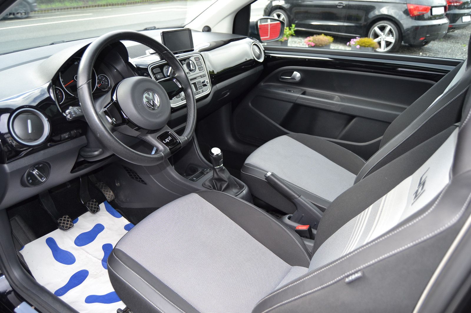 Fahrzeugabbildung Volkswagen up! black up!/Panoramadach/Klima/Navi