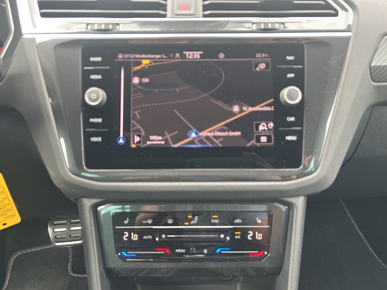 Fahrzeugabbildung Volkswagen Tiguan TSI R-Line DSG Standhzg LED AHK Navi AID