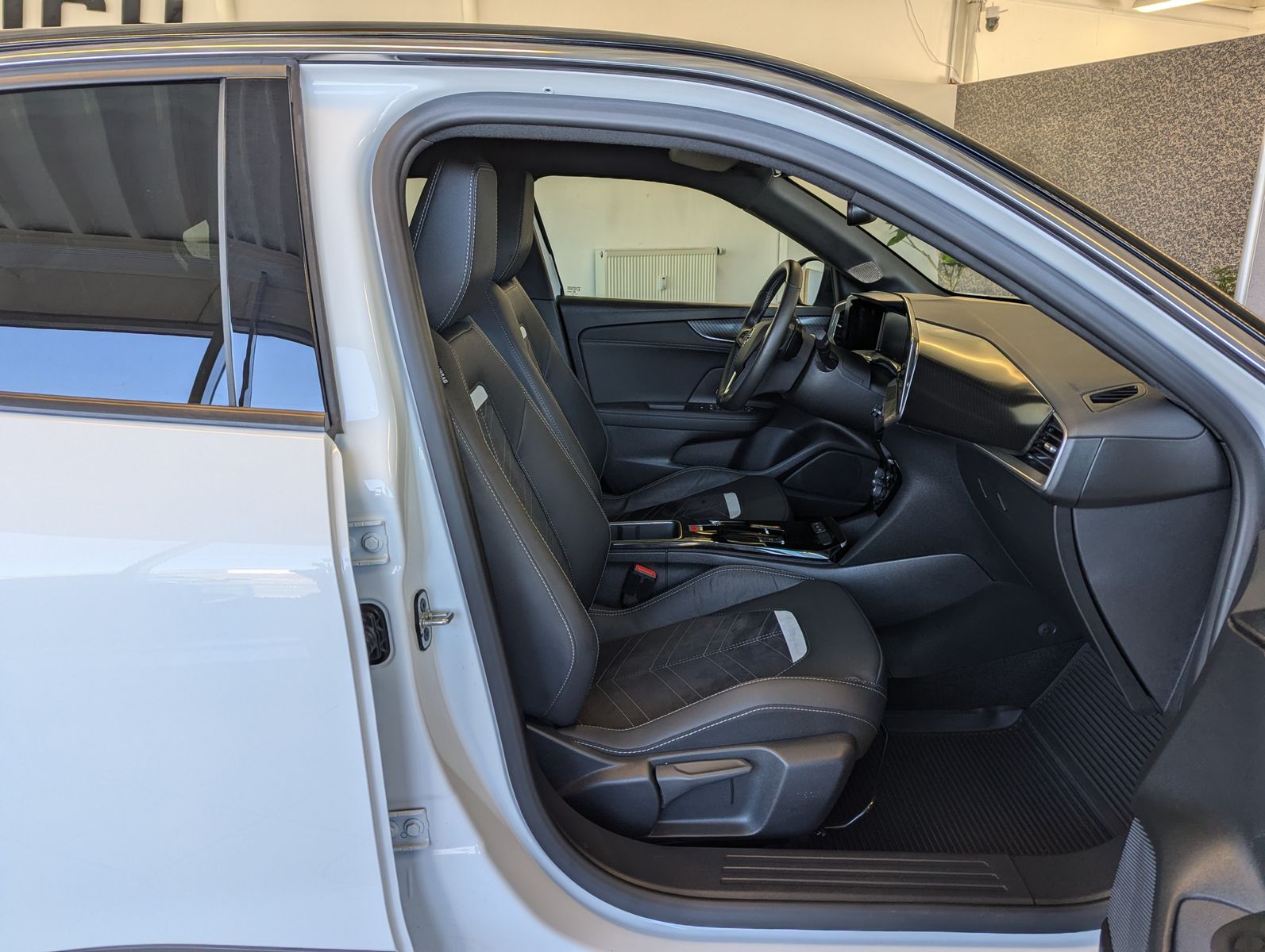 Fahrzeugabbildung Opel Mokka 1.2 Ultimate Aut. Winter-Paket Kamera ACC